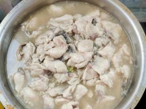 连汤一起倒入盆中！