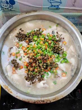 上边放入蒜末，青红辣椒圈，青花椒，蒜苗！