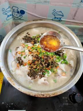 最后淋上烧热的香油即可！