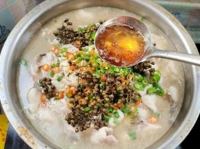 最后淋上烧热的香油即可！