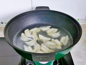 我们首先把饺子煮熟，捞出晾凉。