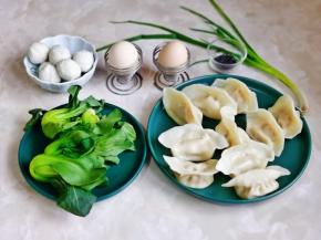 准备好所有食材，小葱切葱花，青菜洗干净。