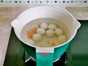 先把汤煮上，鱼丸虾米倒入奶锅中，煮熟后加入青菜。