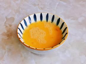 鸡蛋磕碗里打散备用。