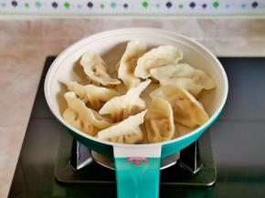 平底锅中刷少许橄榄油，摆放上饺子。