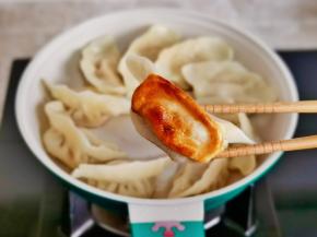 小火煎至底部金黄。