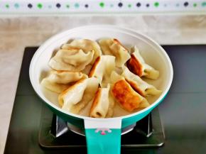 翻面再煎至金黄。