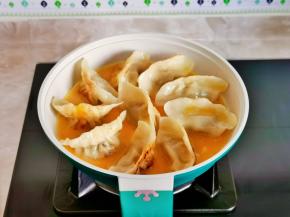 把饺子摆整齐，均匀倒入蛋液。