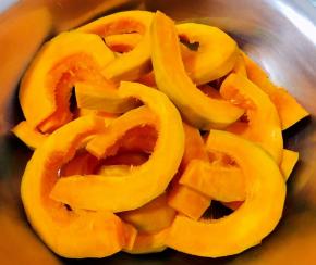 南瓜去皮洗净切成大小均匀的块状