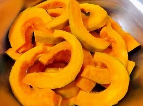 南瓜去皮洗净切成大小均匀的块状