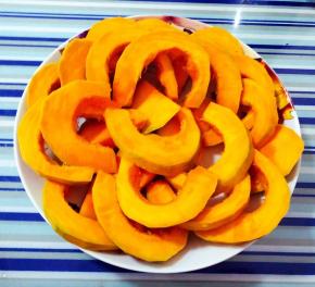 切好的南瓜摆入盘中