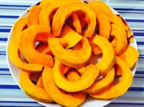 切好的南瓜摆入盘中