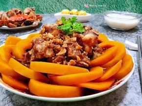 南瓜和排骨都是营养极其丰富经常食用对身体有益