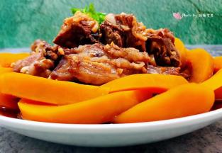 蒸好的南瓜排骨取出就大功告成了