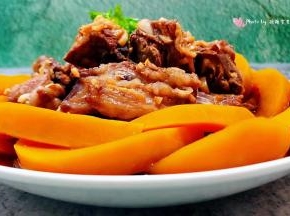 蒸好的南瓜排骨取出就大功告成了