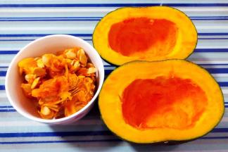 南瓜一切为二取出里面的瓜瓤