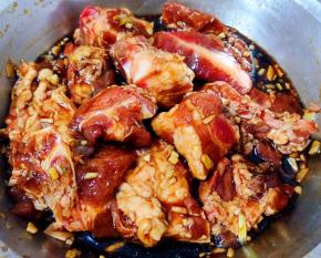 所有调味料拌匀盖上保鲜膜放入冰箱冷藏煨制半个小时