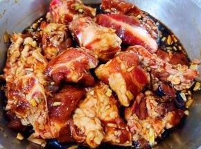 所有调味料拌匀盖上保鲜膜放入冰箱冷藏煨制半个小时