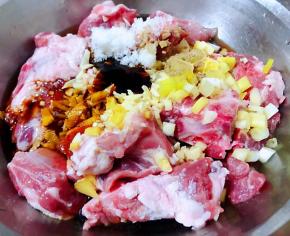 排骨洗净沥干水份放入调味料料酒、糖、一品鲜酱油、蚝油、黑胡椒、葱姜蒜粒