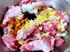 排骨洗净沥干水份放入调味料料酒、糖、一品鲜酱油、蚝油、黑胡椒、葱姜蒜粒