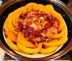 南瓜排骨放入蒸锅中大火蒸二十分钟