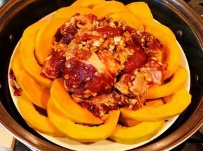 南瓜排骨放入蒸锅中大火蒸二十分钟