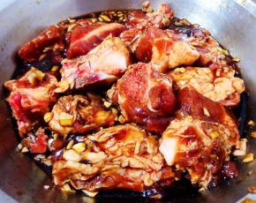 煨制入味的排骨棒棒哒