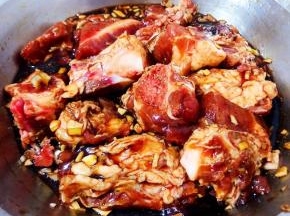 煨制入味的排骨棒棒哒