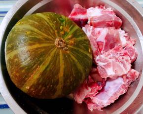 准备原材料新鲜的排骨和南瓜