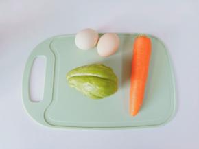 准备佛手瓜、鸡蛋、胡萝卜。
