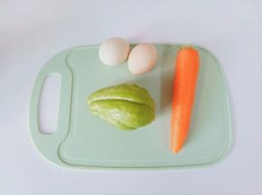 准备佛手瓜、鸡蛋、胡萝卜。