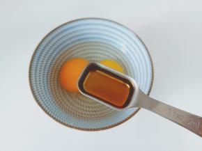 加料酒一勺，料酒不但可以去腥，还可以让炒好的鸡蛋更加蓬松。