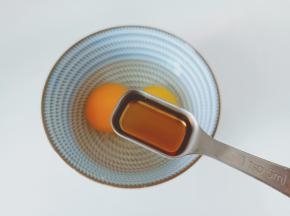 加料酒一勺，料酒不但可以去腥，还可以让炒好的鸡蛋更加蓬松。