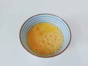 用筷子顺着一个方向把鸡蛋液打散。