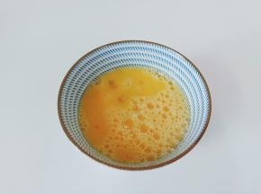 用筷子顺着一个方向把鸡蛋液打散。