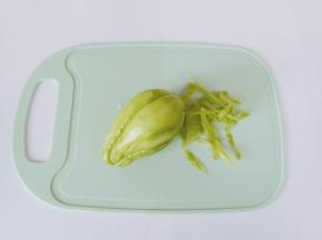 佛手瓜用削皮刀把皮削一下。