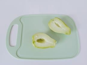 把佛手瓜对半切开，里面的核去除。