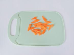 胡萝卜削皮斜着切成小段，再切成菱形状。