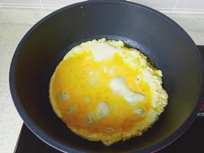 锅热放少许食用油，有油微微有点热，再倒入鸡蛋液开大火煎。
