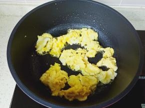 等鸡蛋液凝固时用筷子把鸡蛋搅成小块。