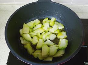 锅热再放一点食用油，下佛手瓜翻炒几下。