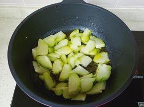 锅热再放一点食用油，下佛手瓜翻炒几下。