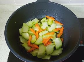 再放入胡萝卜块翻炒。