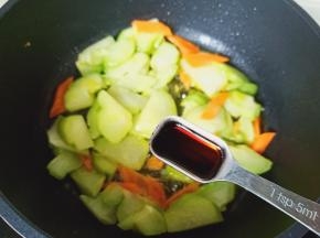 加点生抽调味。