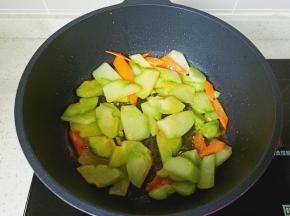 将调味料翻炒均匀。