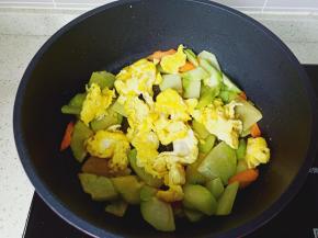 放入炒好的鸡蛋块。