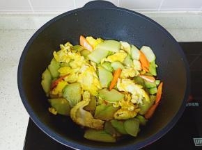 加一点盐提味，翻炒均匀即可出锅。