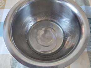 一个干净的盆，加入油、水和10克细砂糖，用手动打蛋器搅打至油水乳化均匀。如果有牛奶更好，我是家里没有牛奶了，就用的水。