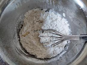 接着筛入面粉，拌至没有干粉。