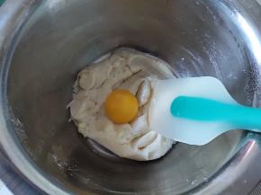 分次加入蛋黄。就是先加一个蛋黄，拌匀后再加第二个蛋黄。我用的后蛋法。
